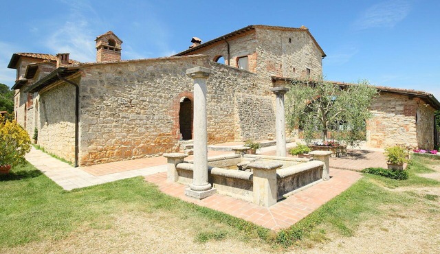 Beautiful apartment in villa for 2 guests with pool, WIFI, A/C, TV and parking