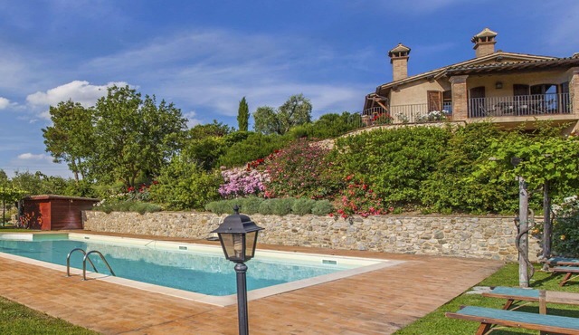 Beautiful apartment for 4 guests with WIFI, pool, TV, patio and pets allowed