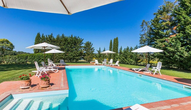Beautiful apartment in villa for 3 people with WIFI, A/C, pool, TV and terrace