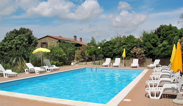 Beautiful apartment in villa for 6 guests with WIFI, pool, TV, terrace and pets allowed