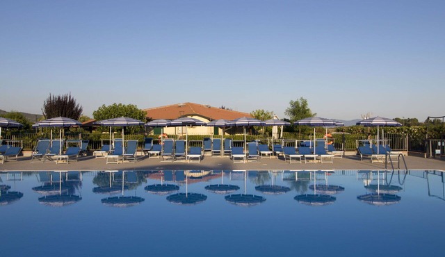 Beautiful apartment in villa for 6 guests with internet, pool, TV, terrace, pets allowed and par.