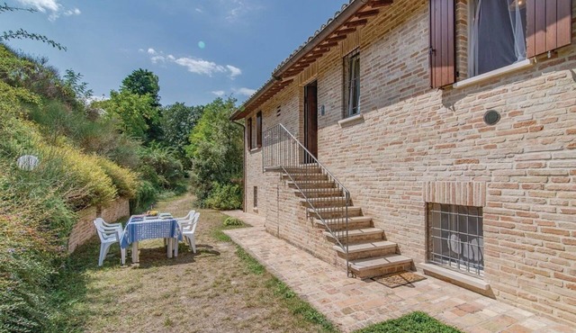 Beautiful apartment in villa for 5 guests with WIFI, pool, TV and panoramic view, close to Urbino