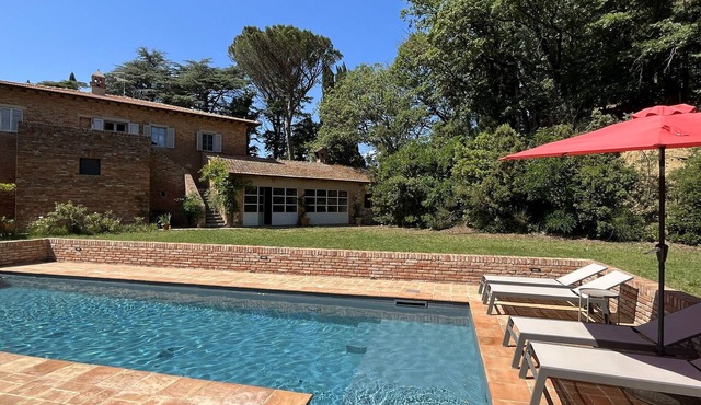 Beautiful private villa for 14 people with WIFI, hot tub, private pool, sauna, TV and pets allowed