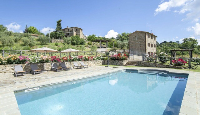 Beautiful private villa for 7 people with private pool, WIFI, TV and patio