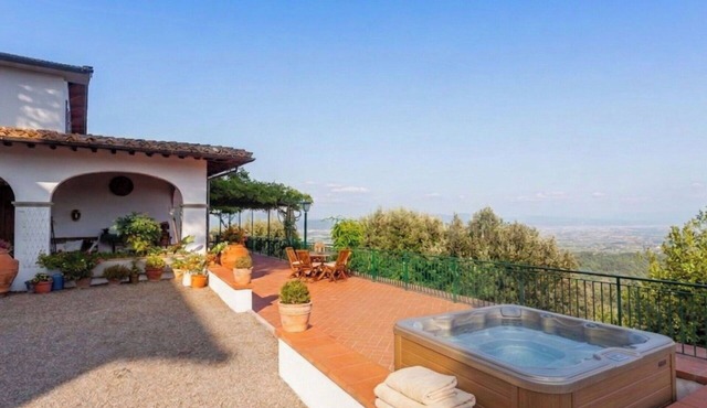 Beautiful private villa for 12 guests with private pool, WIFI, TV, patio and pets allowed