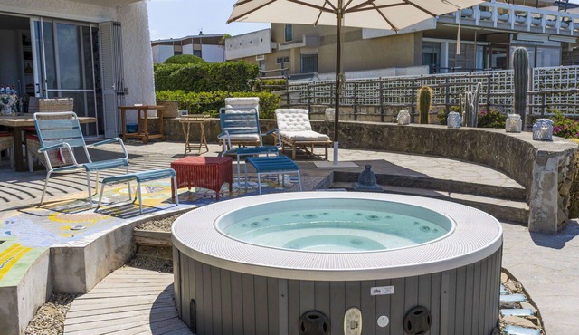 Beautiful private villa for 8 guests with WIFI, hot tub, A/C, TV, terrace and pets allowed