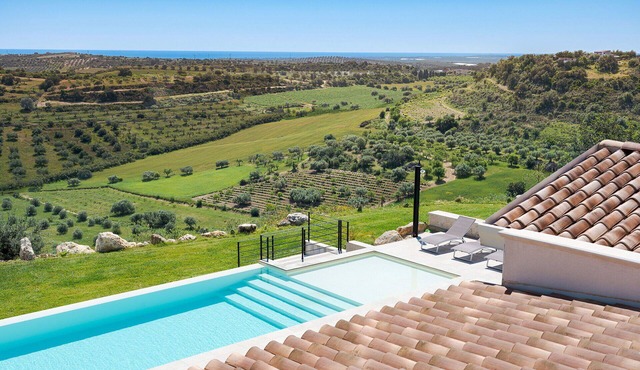 Beautiful private villa for 8 guests with private pool, WIFI, A/C, TV, terrace and panoramic view