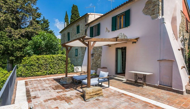 Beautiful private villa for 5 people with WIFI, A/C, TV, patio, pets allowed and panoramic view