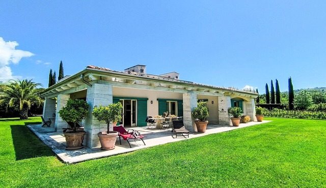 Beautiful private villa for 5 guests with hot tub, A/C, WIFI, TV, patio and pets allowed