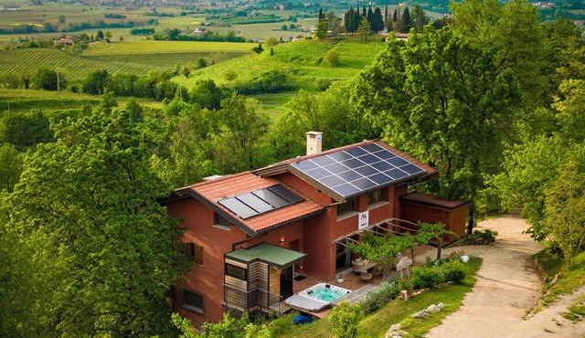 Beautiful private villa with WIFI, A/C, hot tub, TV, terrace, pets allowed and panoramic view in Prepotto