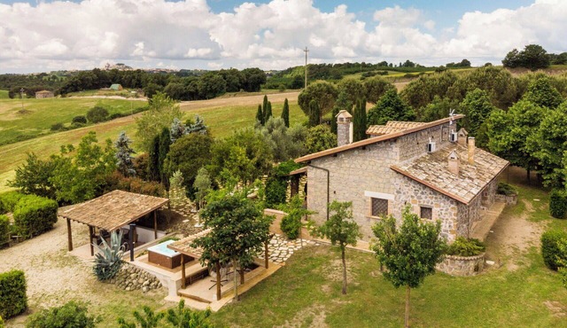Beautiful private villa for 8 guests with A/C, WIFI, hot tub, TV and balcony