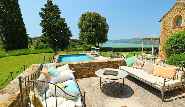 Beautiful private villa with private pool, WIFI, hot tub, A/C, TV, patio, pets allowed and parking