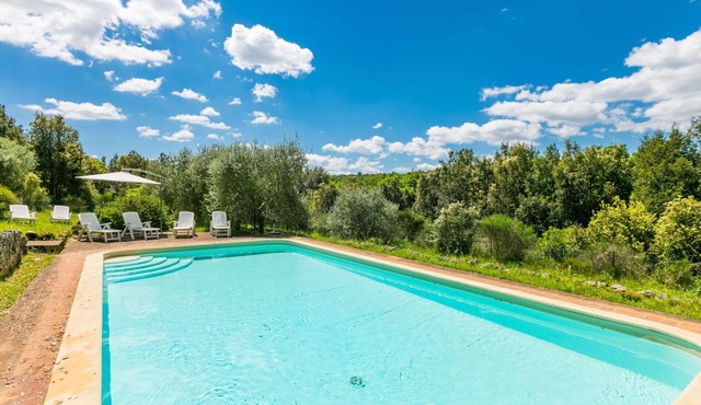 Beautiful private villa for 8 people with private pool, WIFI, TV and patio in Siena