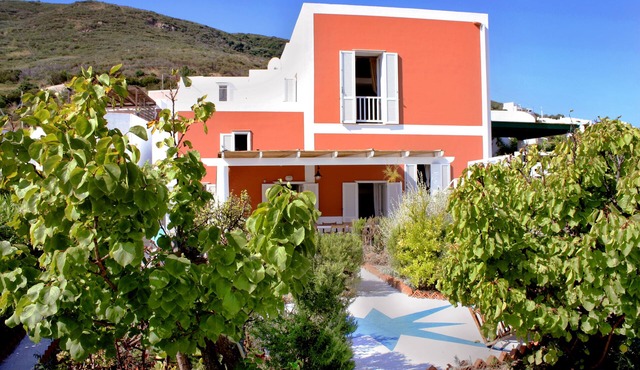Beautiful villa within walking distance of the harbor, near Chiaia di Luna.