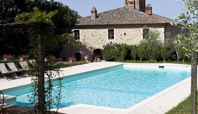Casa Adalberto A: A pleasant and spacious two-story apartment that is part of an ancient country house built on a hillside, surrounded by meadows and woods.