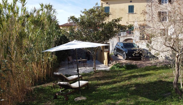 Casa arte alfieri has a small gallery with paintings by my wife Evelyne.