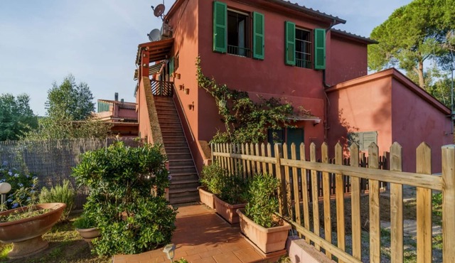 Casetta Rossa 500 meters from the beach of Lido di Capoliveri surrounded by greenery