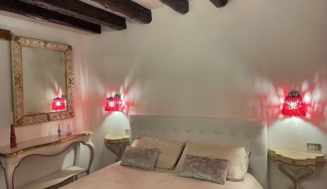 Charming 2-bedroom apartment with WiFi, AC in delightful Venezia