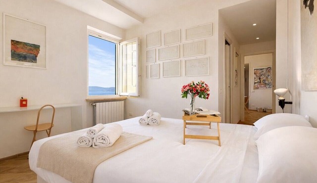 Charming 2-Bedroom Home | Terrace & Great Lake View