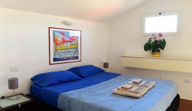 Charming 38 sqm studio, for 3 people, located on the 2nd floor (attic) of a renovated period building from the 16th century (access only permitted via lift).The property is located in the heart of the historic center of Ravenna (in the restricted traffic in Ravenna