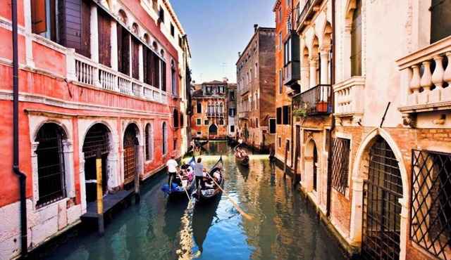 Charming and Elegant Venetian Retreat with Rooftop Views