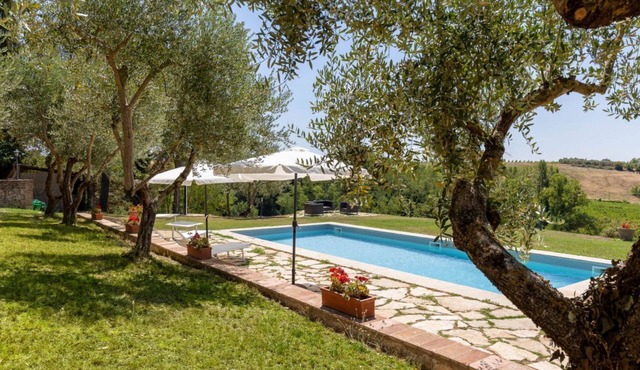 Charming Cottage of 90 sqm, located on the first floor (stairs to access) can accommodate up to 4 people. Typical charming cottage of the Sienese countryside, enjoys a charming seasonal pool overlooking the Chianti Senese. Located in the quiet village of