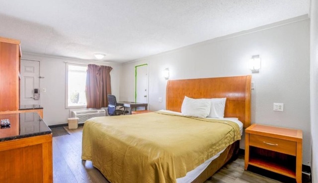 Classic Room with Work Desk – Perfect for Business or Leisure Trips in Richmond in Richmond