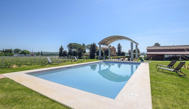 Comfortable accommodation in a farmhouse in the middle of a prestigious wine-growing area in the hil