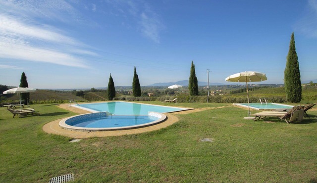 Cosy apartment for 6 people with WIFI, pool, TV, patio, pets allowed, panoramic view and parking