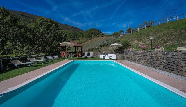 Cosy apartment for 6 people with WIFI, pool, TV, veranda and pets allowed