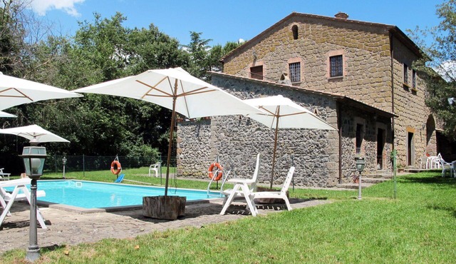 Cosy apartment in villa for 6 people with WIFI, pool, TV, patio and pets allowed