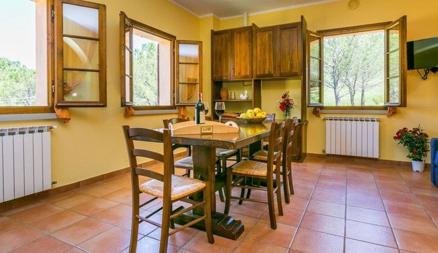 Cosy apartment in villa with WIFI, pool, TV, patio, pets allowed, panoramic view and parking