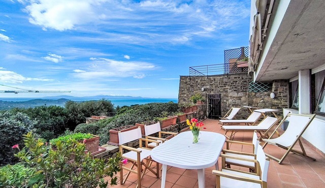 Cosy apartment for 6 guests with A/C, WIFI, TV, patio, pets allowed and panoramic view