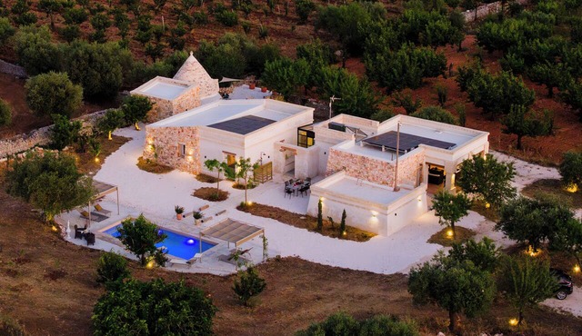 Country House with a Trullo, Pool, Panoramic Views, Comfort and Relaxation