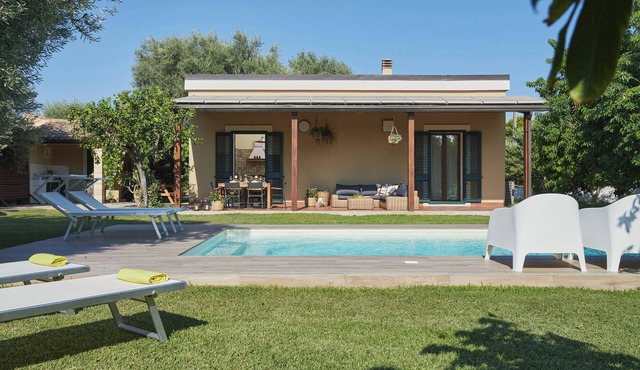 Country house with pool among Noto citrus groves