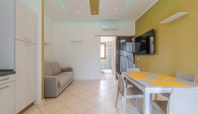 Cozy 45 sq m apartment, ideal for 4 people, located on the first floor of a building without an elevator (steps required).The accommodation is located in the center of Campalto, in an area served by all major amenities.Venice Marco Polo Airport is just a