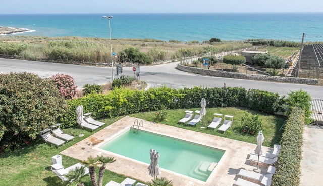 Cozy apartment in Cava D'Aliga with WiFi