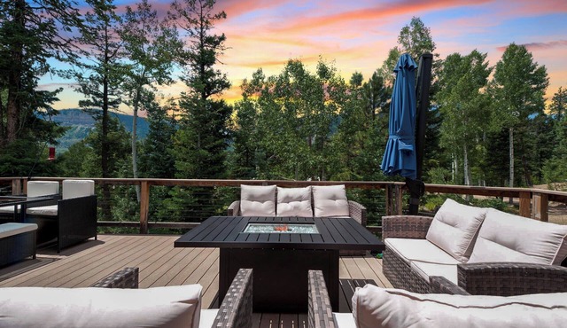 Custom Home with Large Deck on 1 Acre - Amazing Views - 3 miles to Purg in Durango