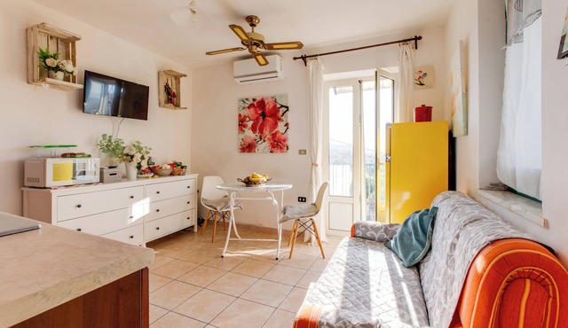 Cute apartment whit balcony.