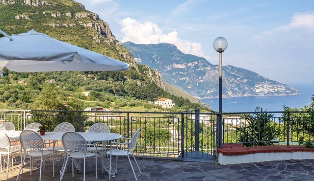 De Vivo Realty - Villa Cristina with 3 bedrooms and a private Jacuzzi tub