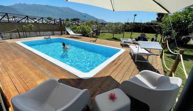 Detached house with swimming pool and large equipped garden, pets allowed