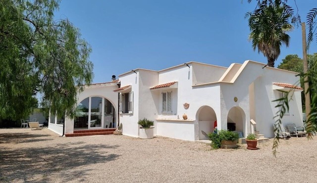 Discover this elegant villa, with privat pool, nestled in Mediterrenean Salento in Lido Marini/Com. Salve