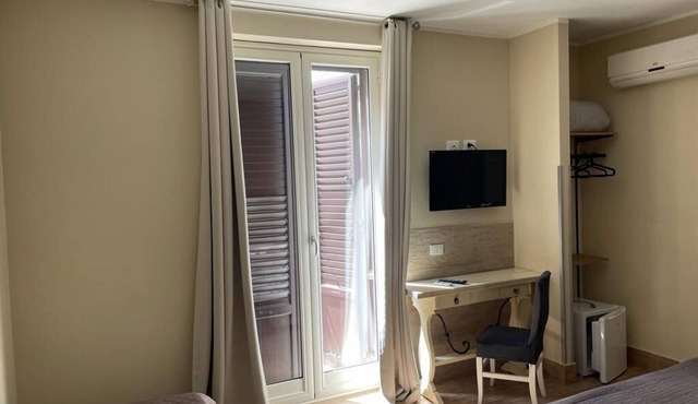 Double room, bright with a view of Palermo central station (3)