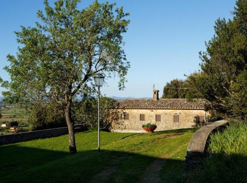 Elegant 2-Bedroom Holiday Home in Tuscan