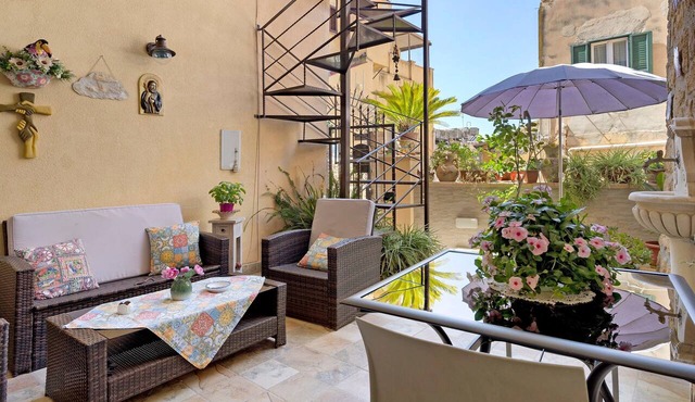 Elegant 'Dépendance Del Barone' Apartment with Private Garden, Wi-Fi & Air Conditioning in Agrigento