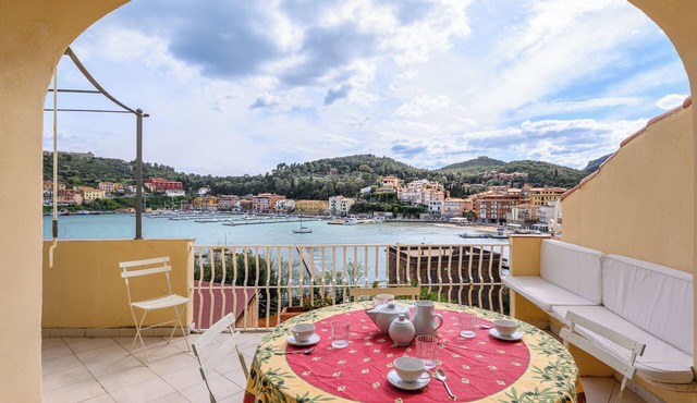 Elegant Overlooking the Sea - By LinkHouses
