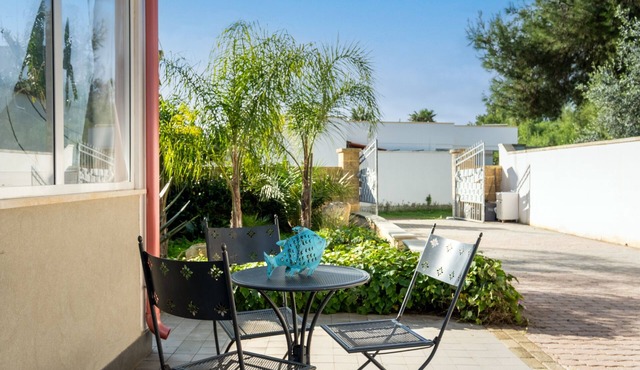 Elenya Garden Retreat with Private Garden and Air Conditioning