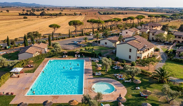 Family Pool Suvereto Trilo Ground