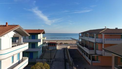 Fano, trilocale con portico a 30mt dal mare - F001