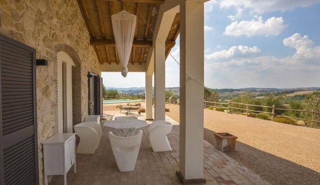 Fantastic property with swimming pool near the sea